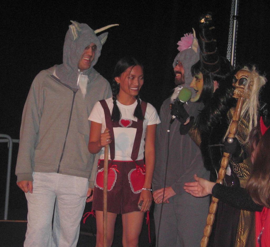 352 - Costumes