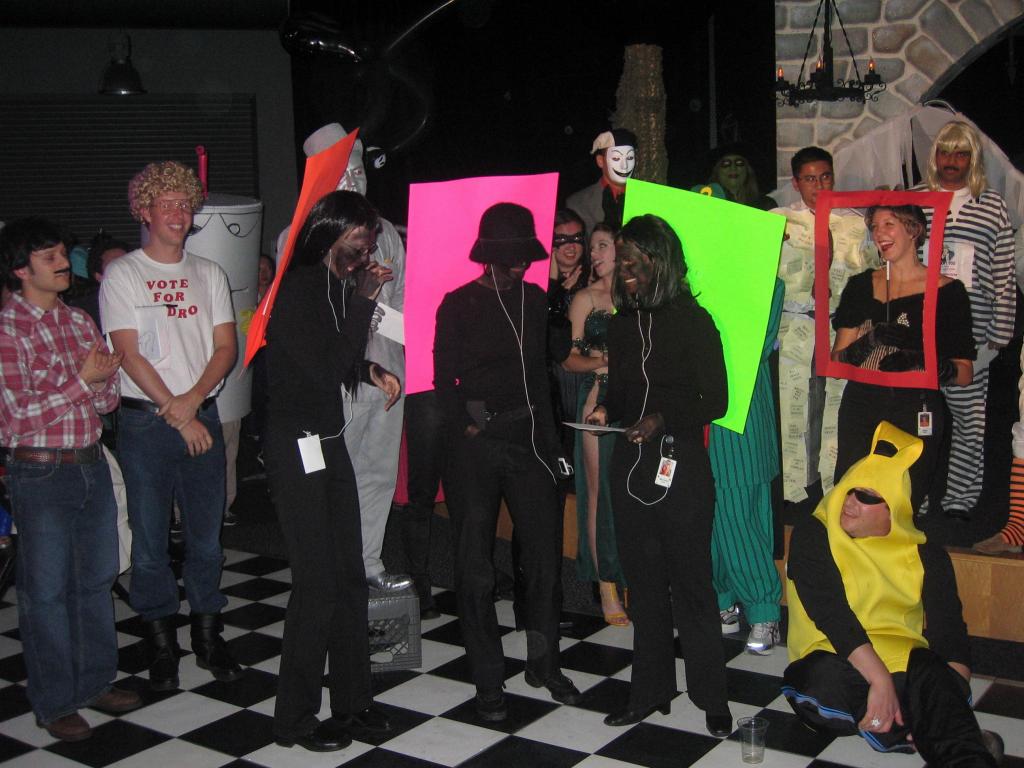 383 - Costumes